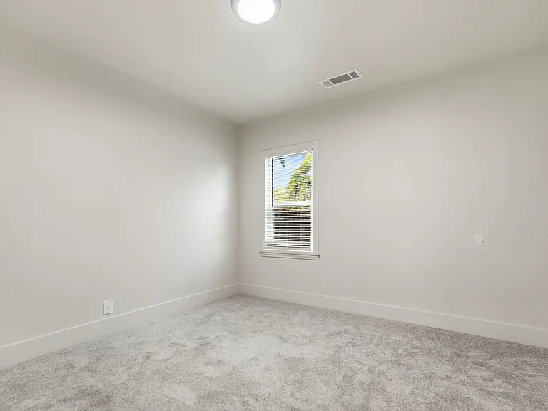 252 N G St — Photo 11