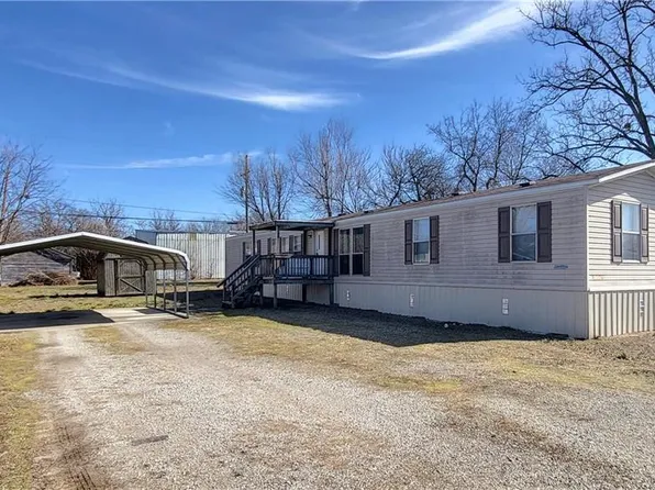 210 N 11th St, Okemah, OK 74859