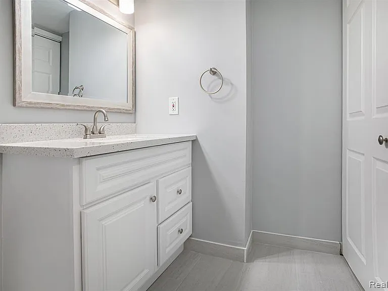 15054 Riverside Dr — Photo 19