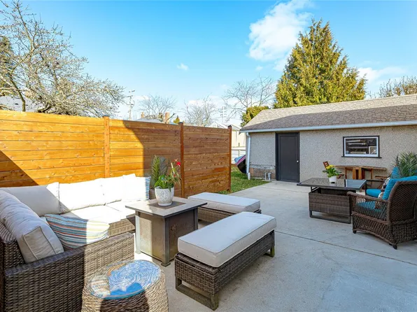 3172 Wascana St, Saanich, BC V9A 1W3