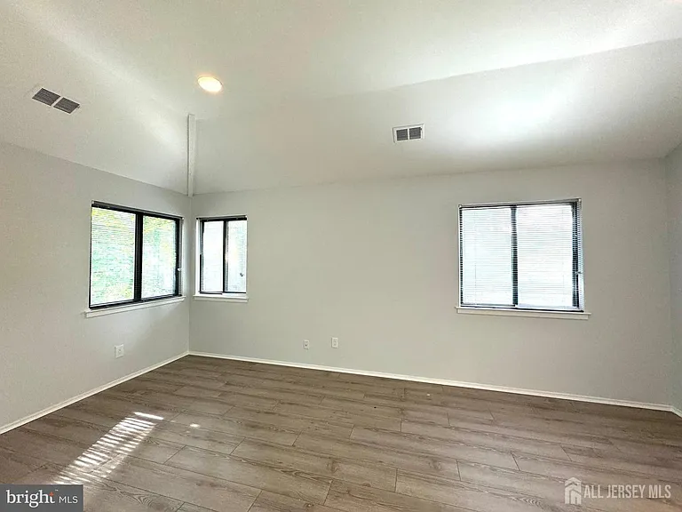 104 Sayre Dr — Photo 20