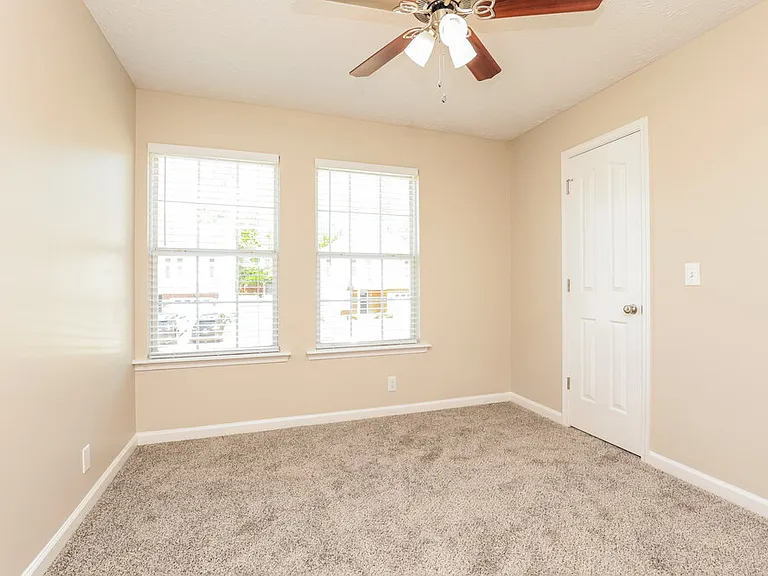 8813 Cressent Glen Ct — Photo 17