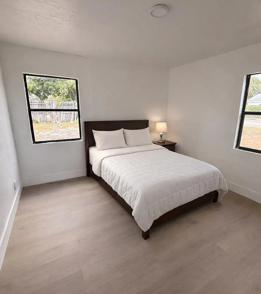 3 bed, 1.0 bath, 1000 sqft, $1,256 — Photo 1