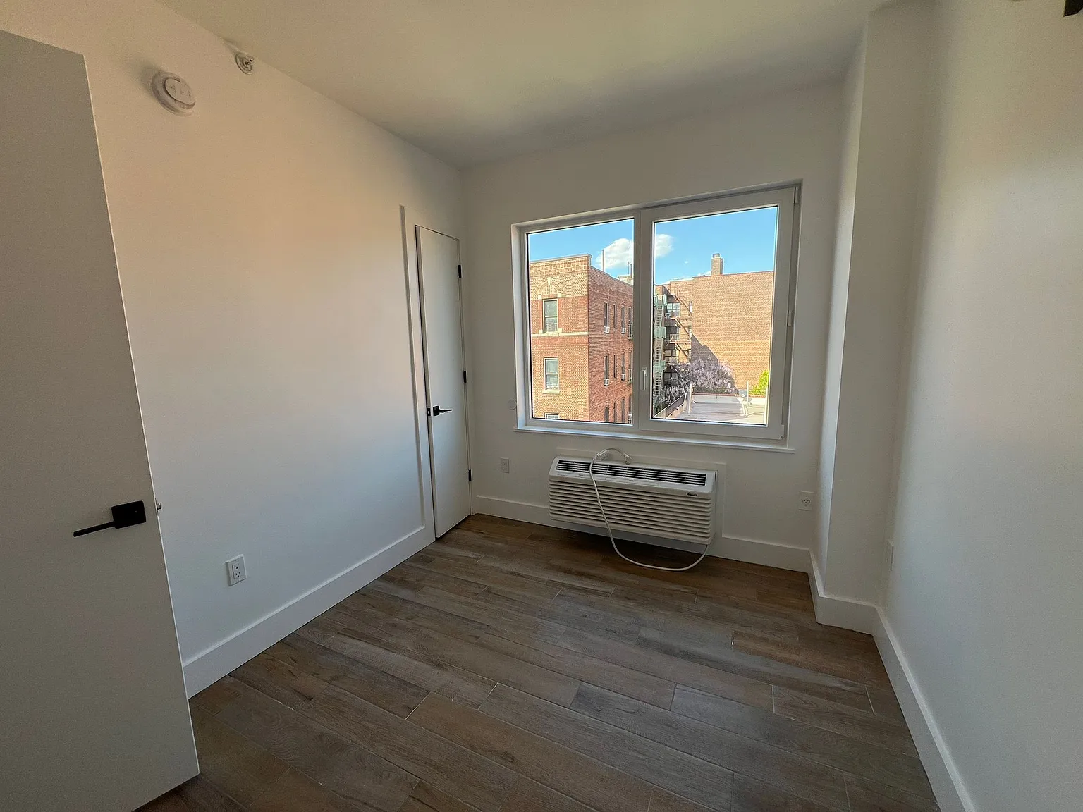 3 bed, 1000 sqft, $3,811 — Photo 2