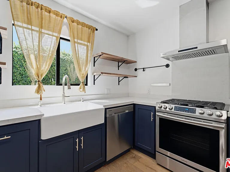 393 N Huntley Dr — Photo 14