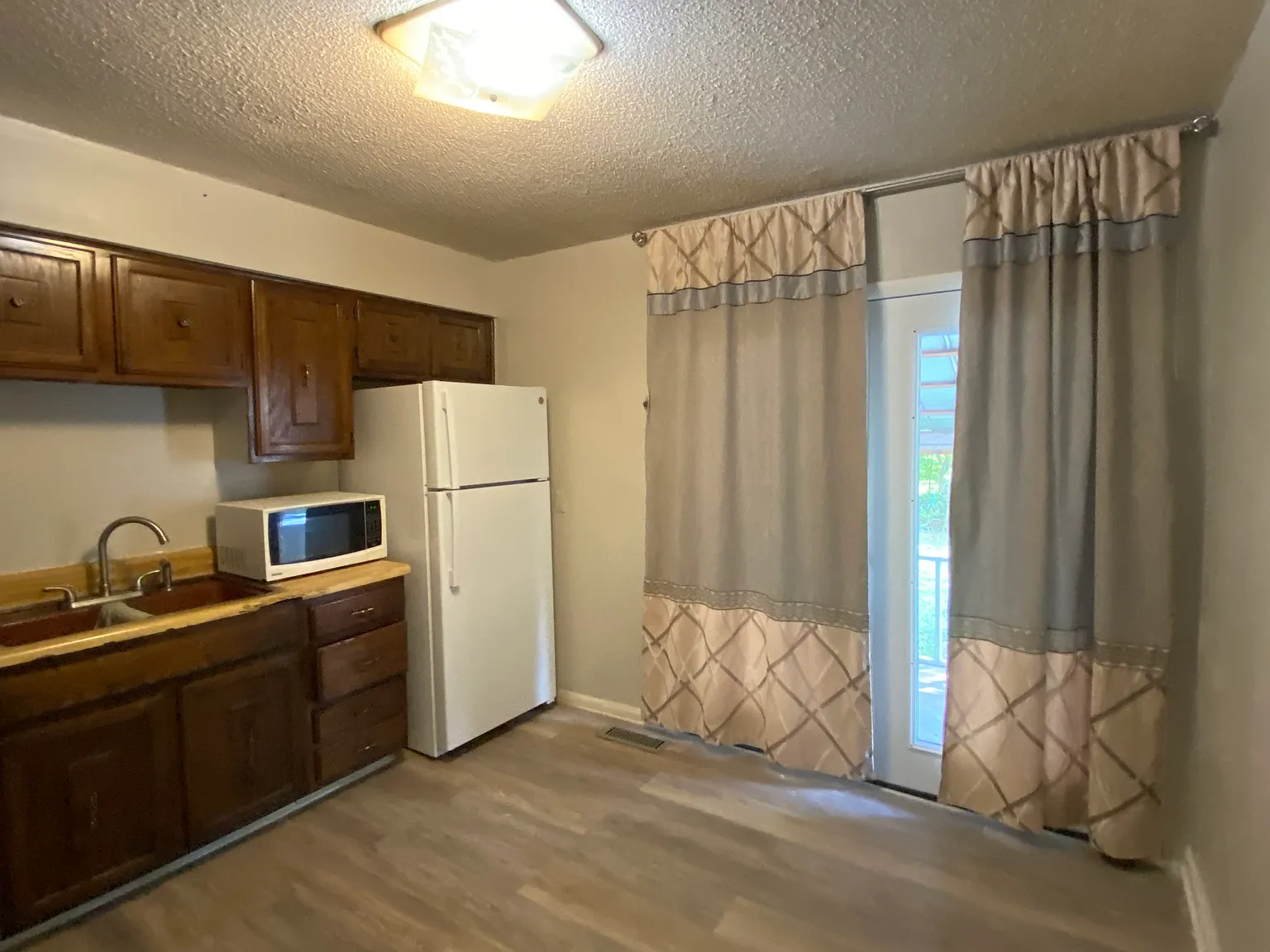2 bed, 772 sqft, $1,200 — Photo 2
