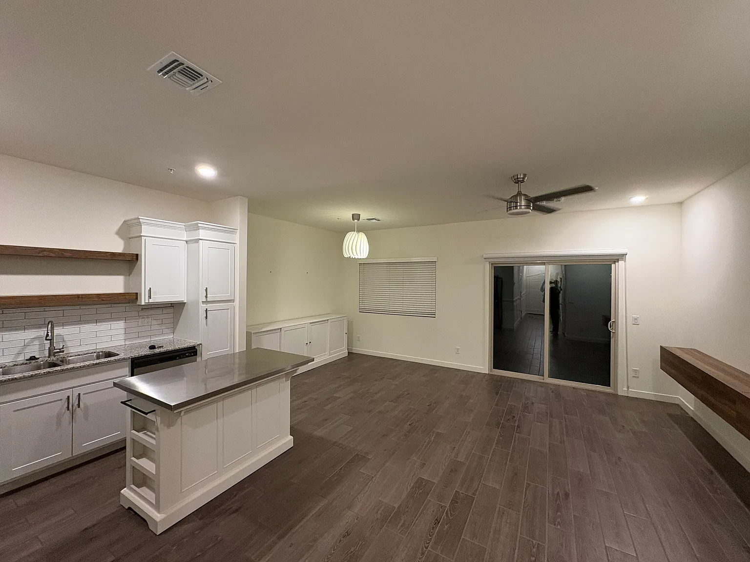 2264 W Laurie Ln — Photo 2