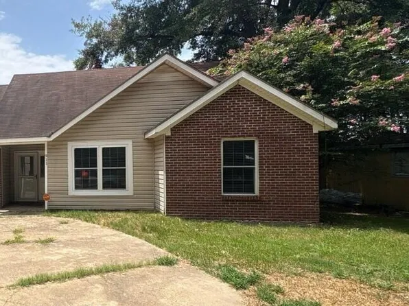 911 Edwards St, Leland, MS 38756