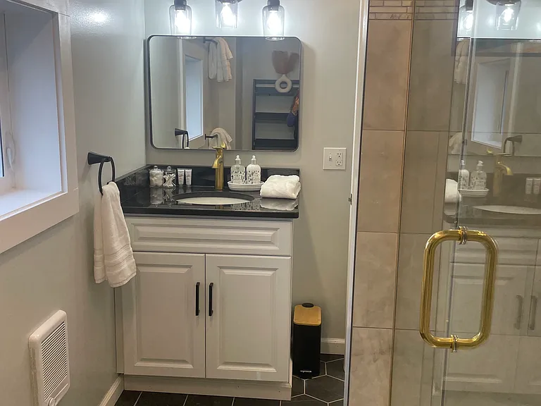 Upstairs bathroom with tub.