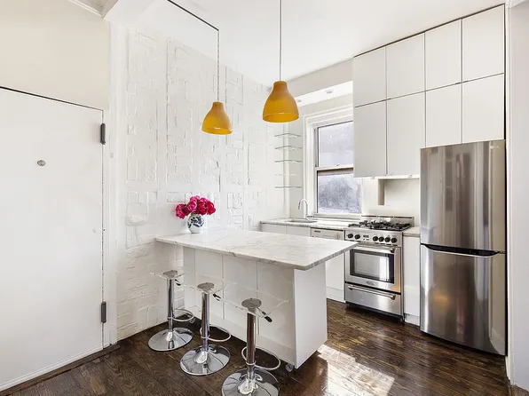 327 W 11th St APT 5R, New York, NY 10014