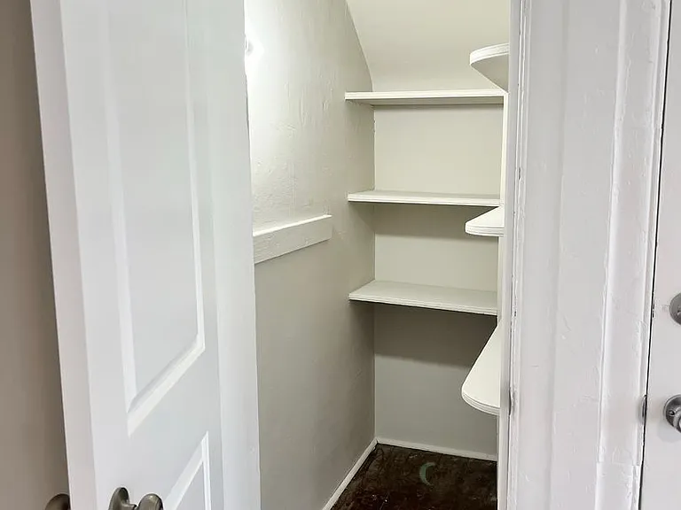 130 E Chestnut St — Photo 5