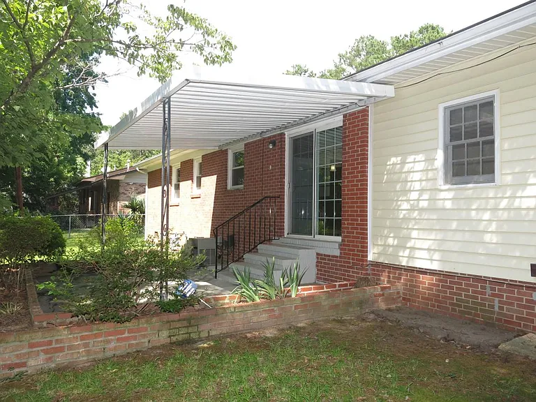 318 Lansdowne Rd — Photo 4