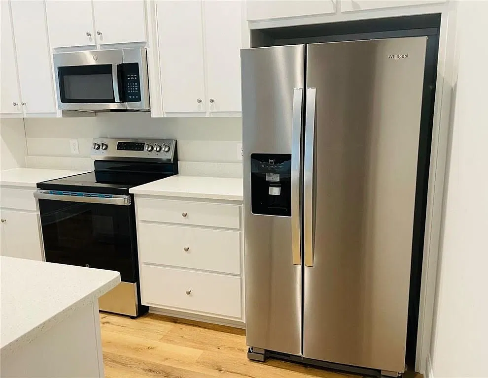 4 bed, 3.0 bath, 2059 sqft, $1,990 — Photo 4