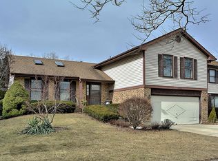 600 Longtree Dr, Wheeling, IL 60090