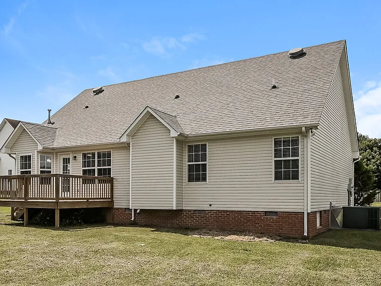 2619 Danbury Cir — Photo 16