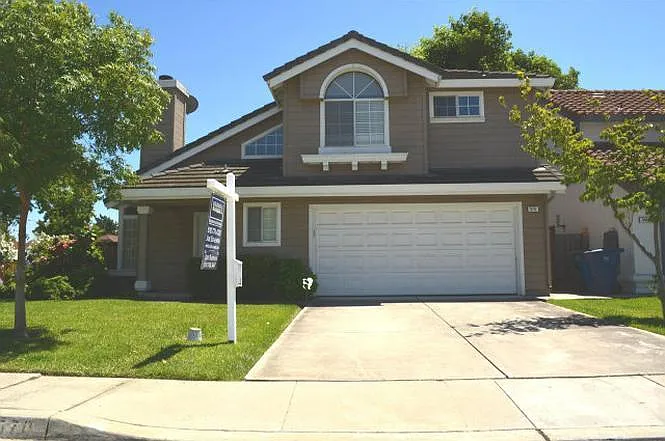 570 Altamont Dr — Photo 1