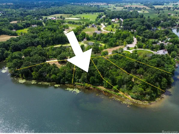 4 Lakeshore Dr E, Goodrich, MI 48438