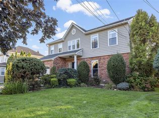 4 Wellington Rd S, Garden City South, NY 11530