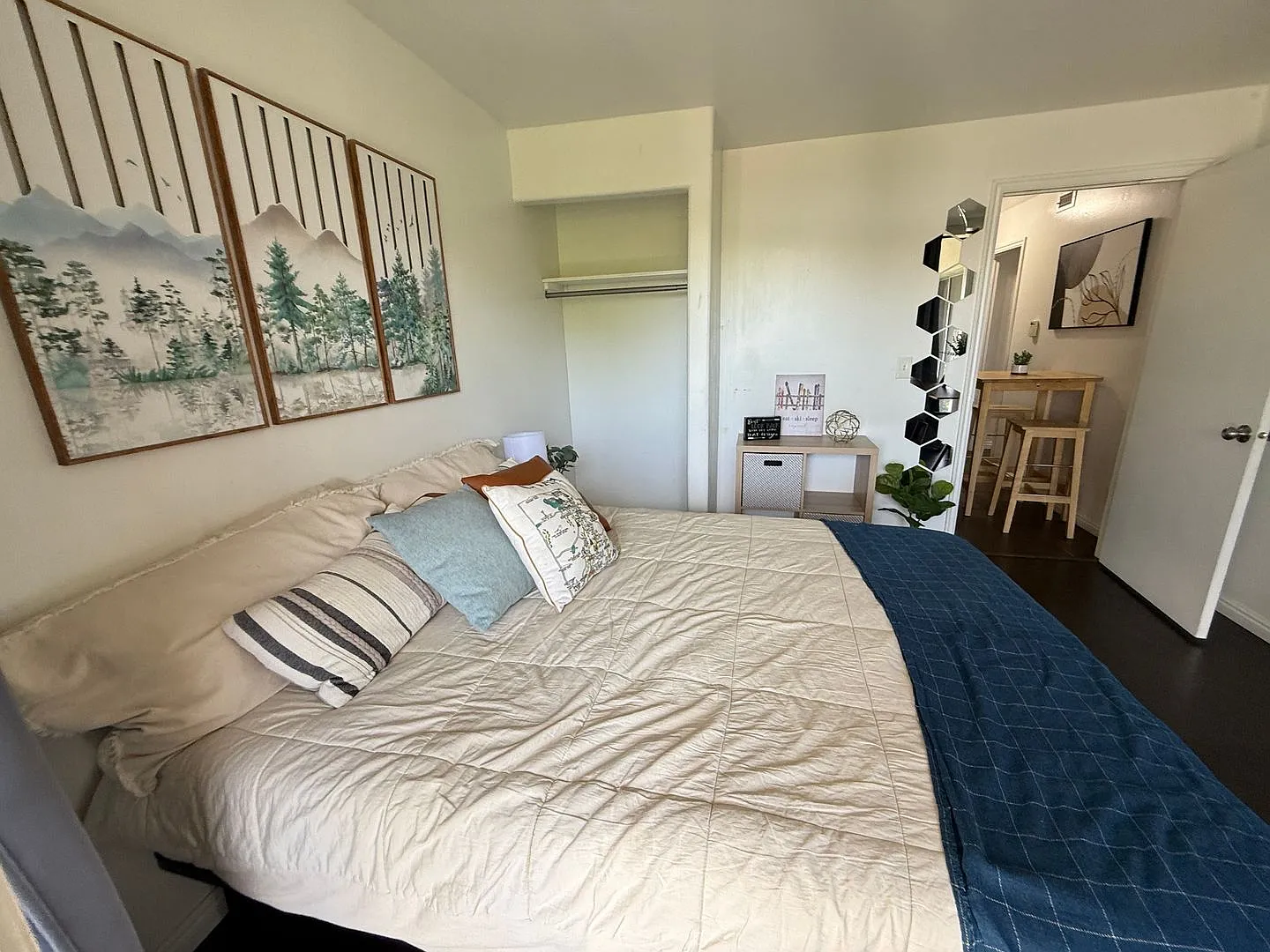 Spacious Modern-Style Furnished Private Guy Room Floor to Ceiling windows - 3 block from U campus — Photo 4