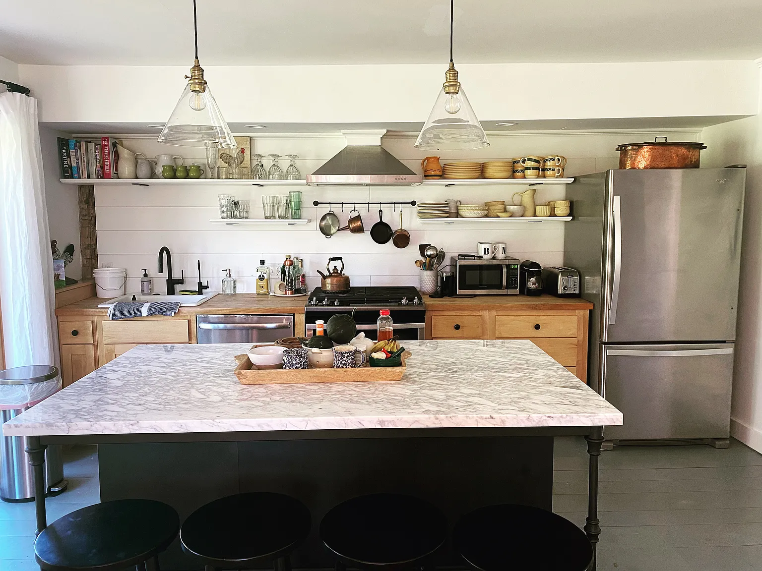 3 bed, 1.5 bath, 1900 sqft, $3,100 — Photo 2