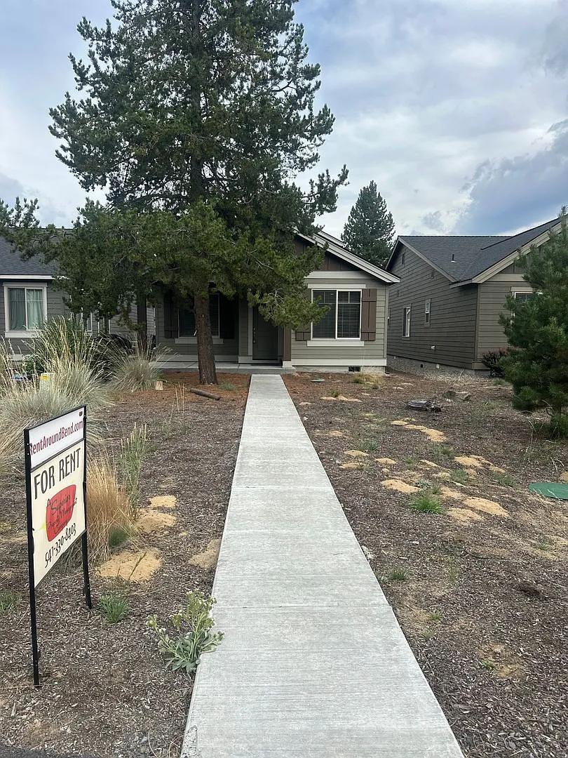 Spacious 3 Bedroom Home in Crescent Creek Primary Suite on Main Level! — Photo 2