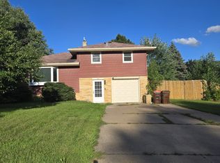 133 Grenadier Ave N, Oakdale, MN 55128