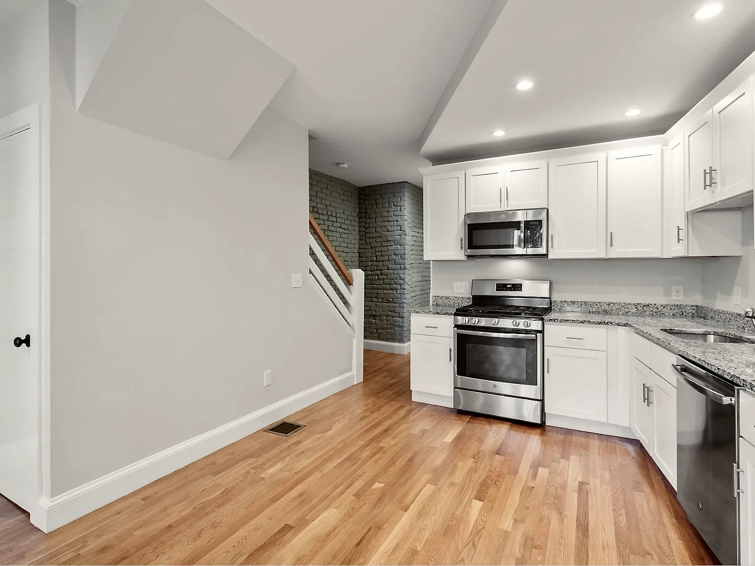 5 bed, 1582 sqft, $5,650 — Photo 4
