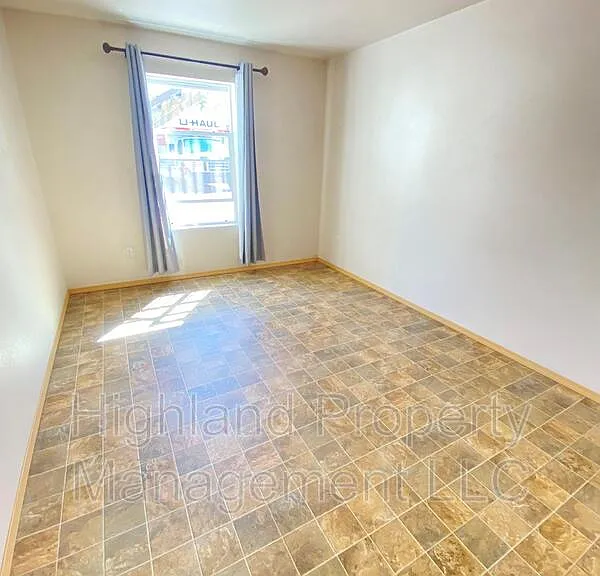 1063 NE B St — Photo 3