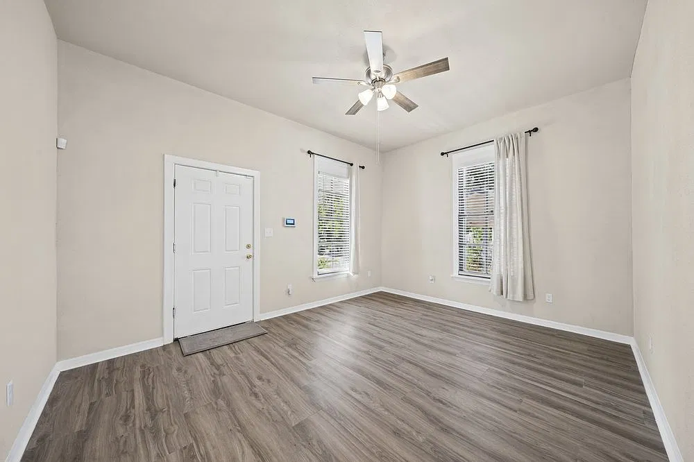 Charming 2-Bed Home with Private Patio, Fenced Yard & Modern Comforts 1008 N Mesquite St, San Ant... — Photo 4