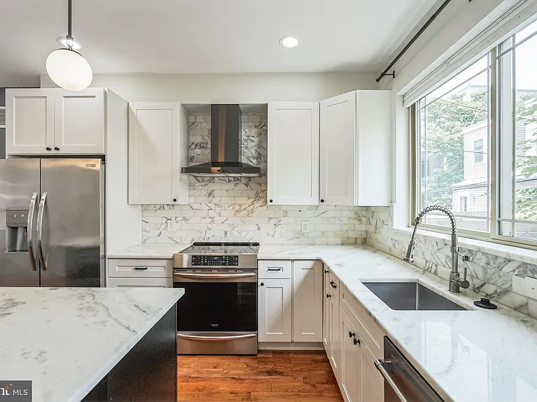 2241 Sears St — Photo 9