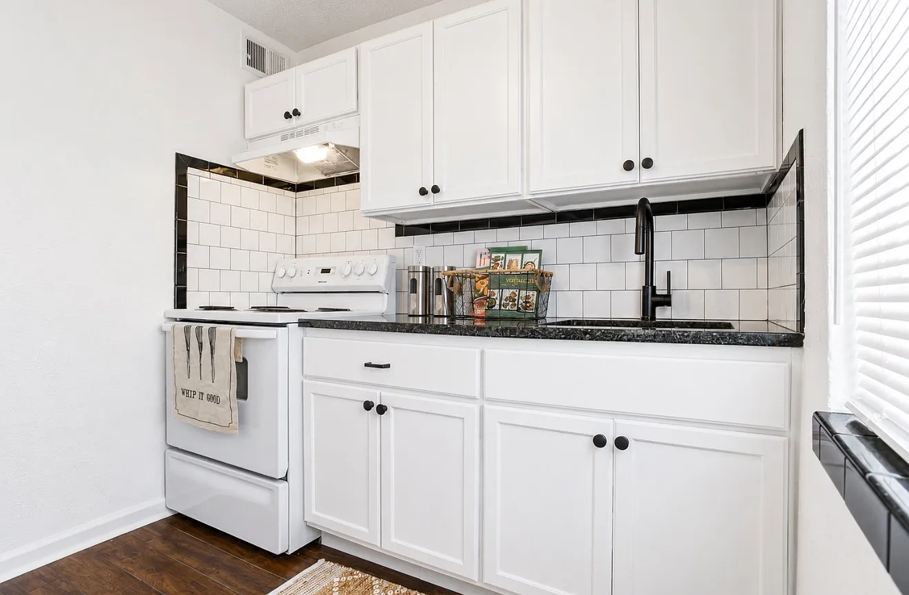 1714 N Lindsay Ave - 2 — Photo 3