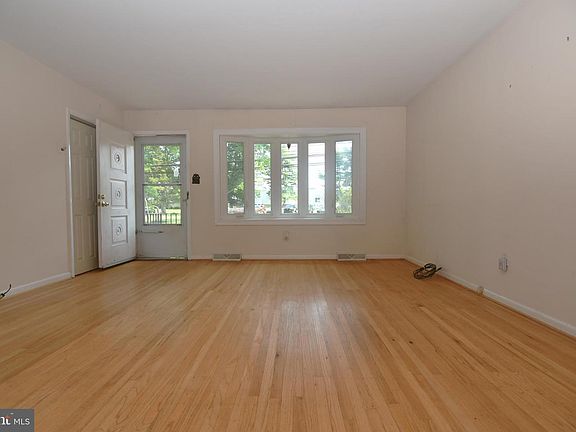 4th image of 942 Mearns Rd