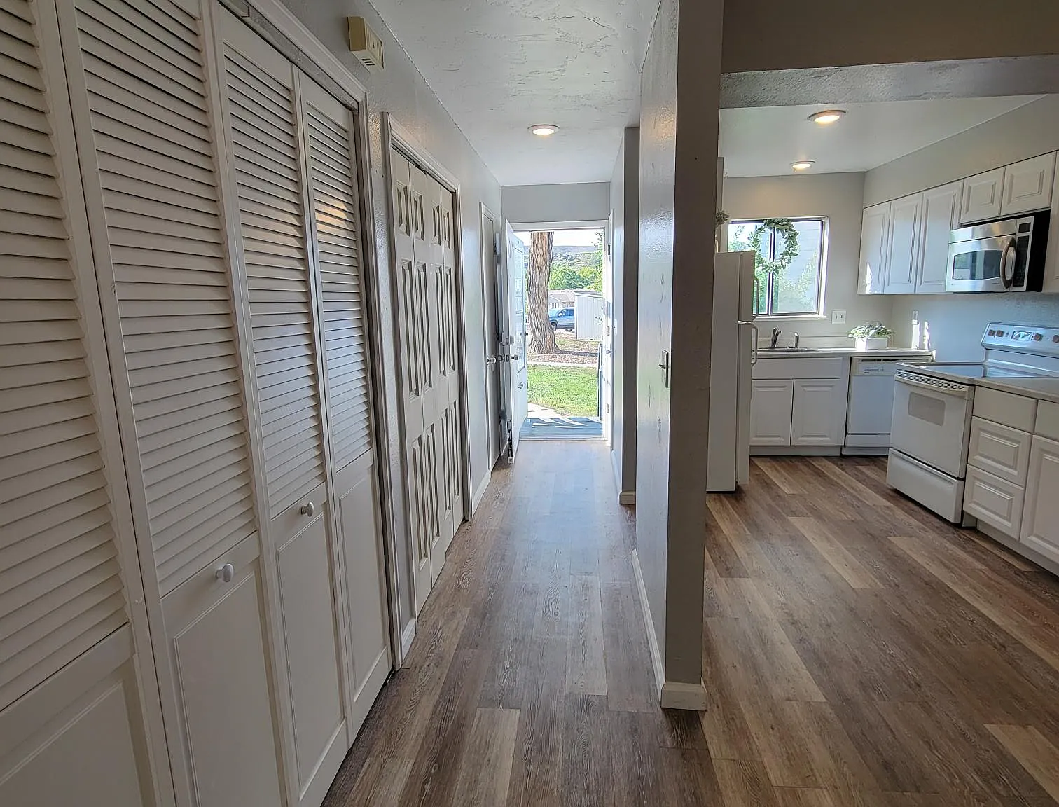 Updated 2 bedroom apartment next to Riverbend Park! — Photo 2