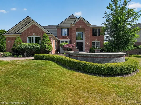 45094 Oak Forest Dr, Northville, MI 48168