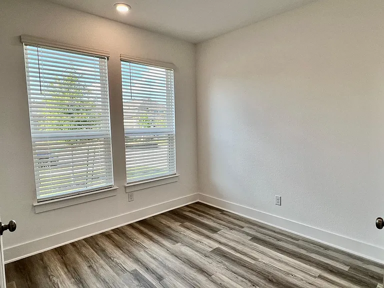 120 Green Knoll Ln — Photo 4