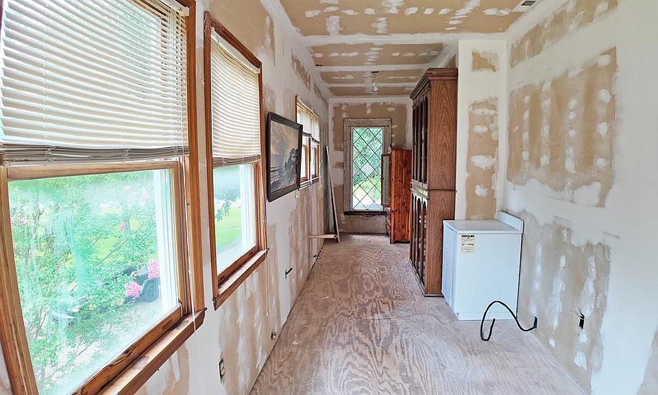 19th image of 510 N Main St
