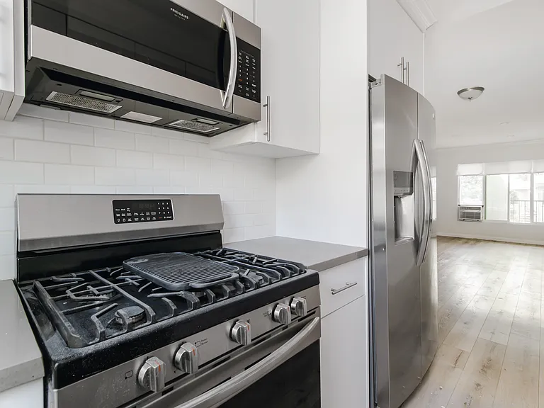 Kitchen (Gas Oven & Range / Microwave / Stainless Steel Refrigerator & Freezer)