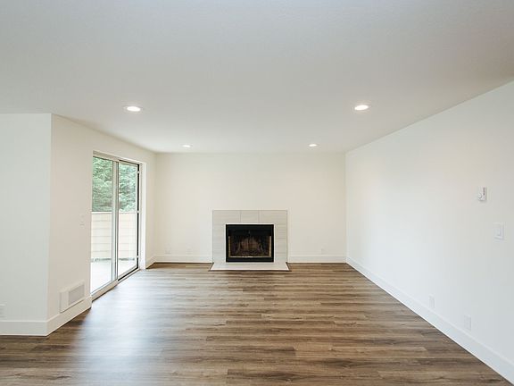 4th image of 12014 15th Ave NE APT 302