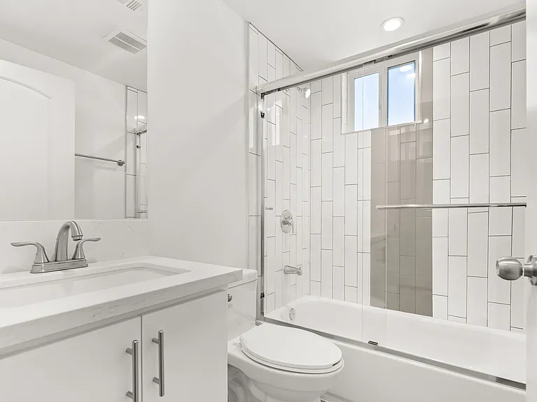 3907 1/2 Montclair St — Photo 8