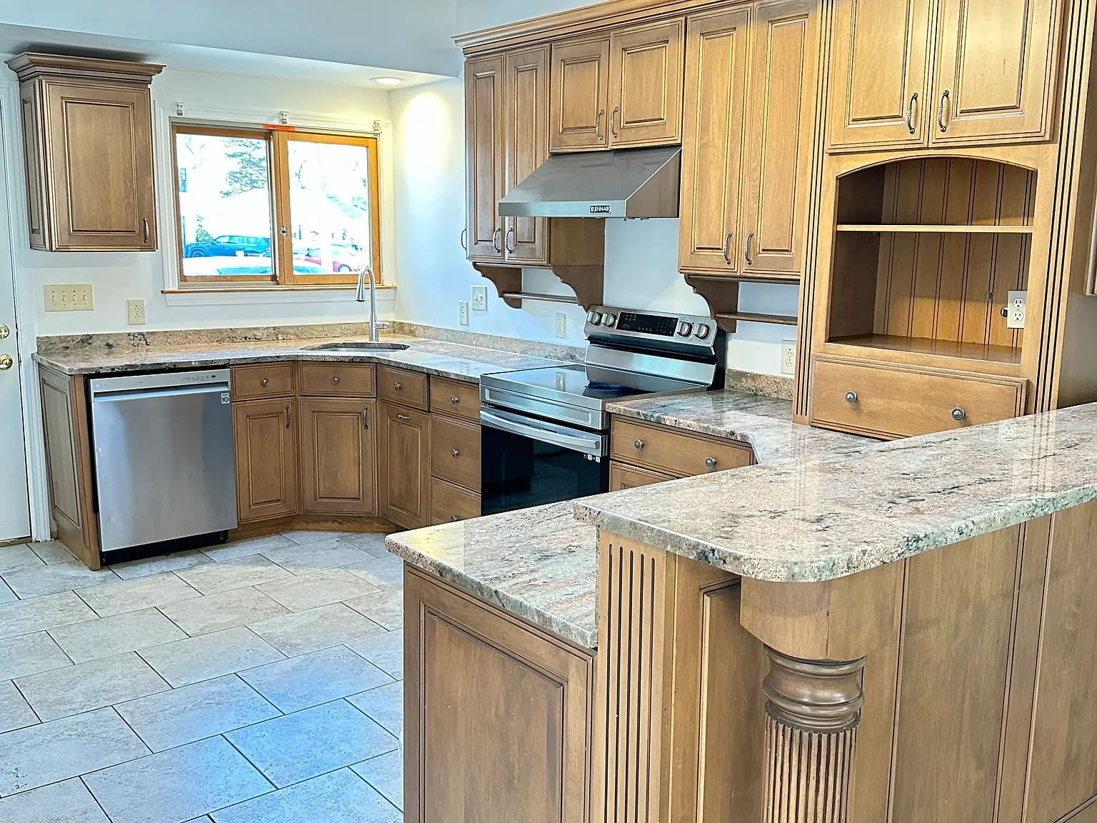 5 bed, 2.5 bath, 2721 sqft, $5,700 — Photo 3