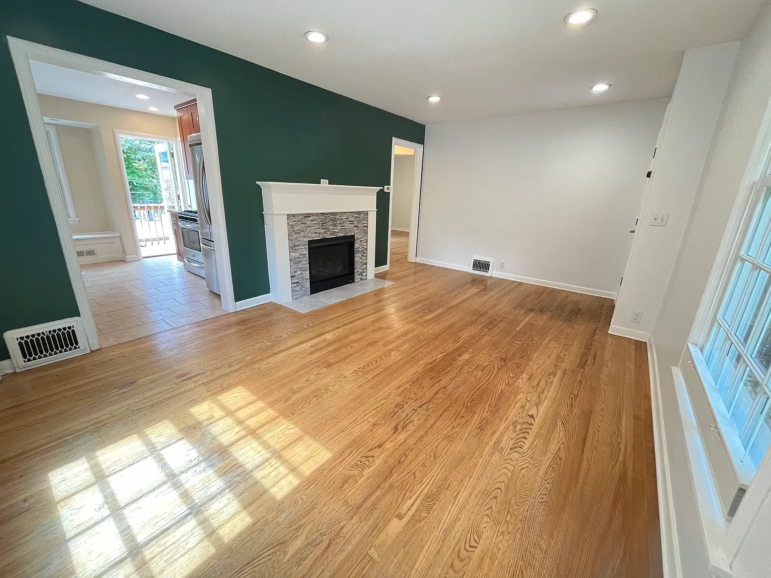 9217 8th Ave NE — Photo 3