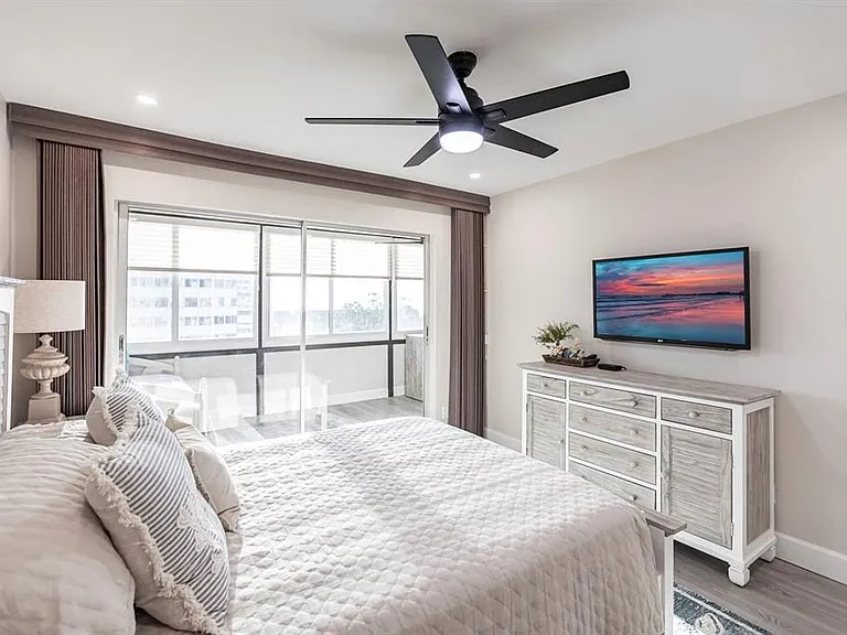 1125 W Peppertree Dr #402 — Photo 21
