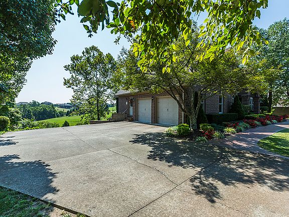 3rd image of 1018 Royal Crest Dr