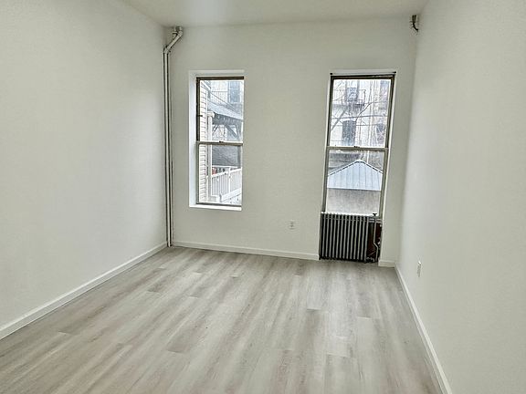 5th image of 313 Cornelia St #1