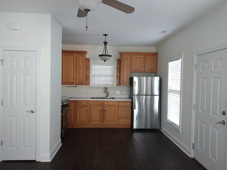 147 Greenlawn Dr NE — Photo 3
