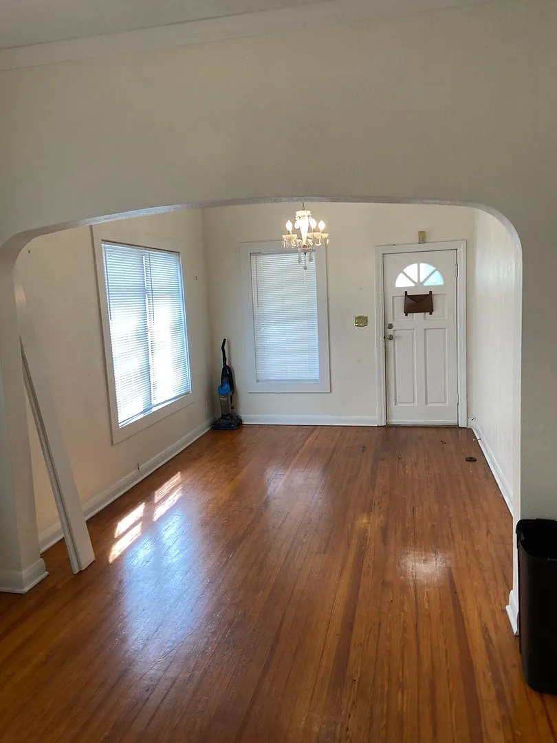North Hyde Park Three Bedroom Bungalow in Plant High School District — Photo 2