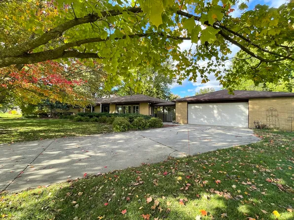 22 Holly Rd, Sterling, IL 61081