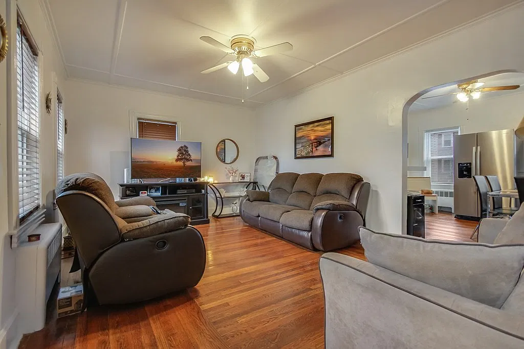 3 bed, 1100 sqft, $3,300 — Photo 3