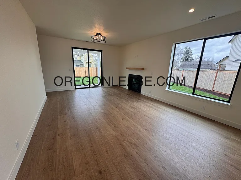 Brand new 3 bedroom 2.5 bath Coburg townhome — Photo 13
