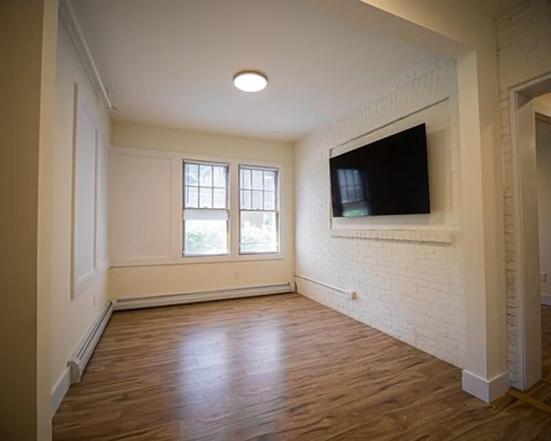 4 bed, 1.0 bath, $4,400 — Photo 2